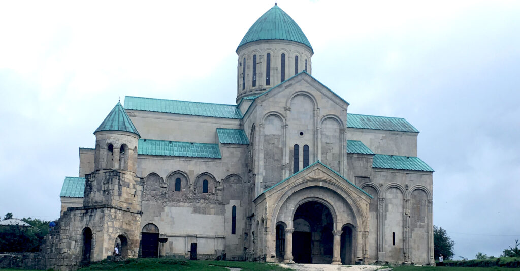 Bagrati katedralen kan ses fra hele Kutaisi, Georgien. Det tager ca. 15 min. at gå dertil fra centrum.