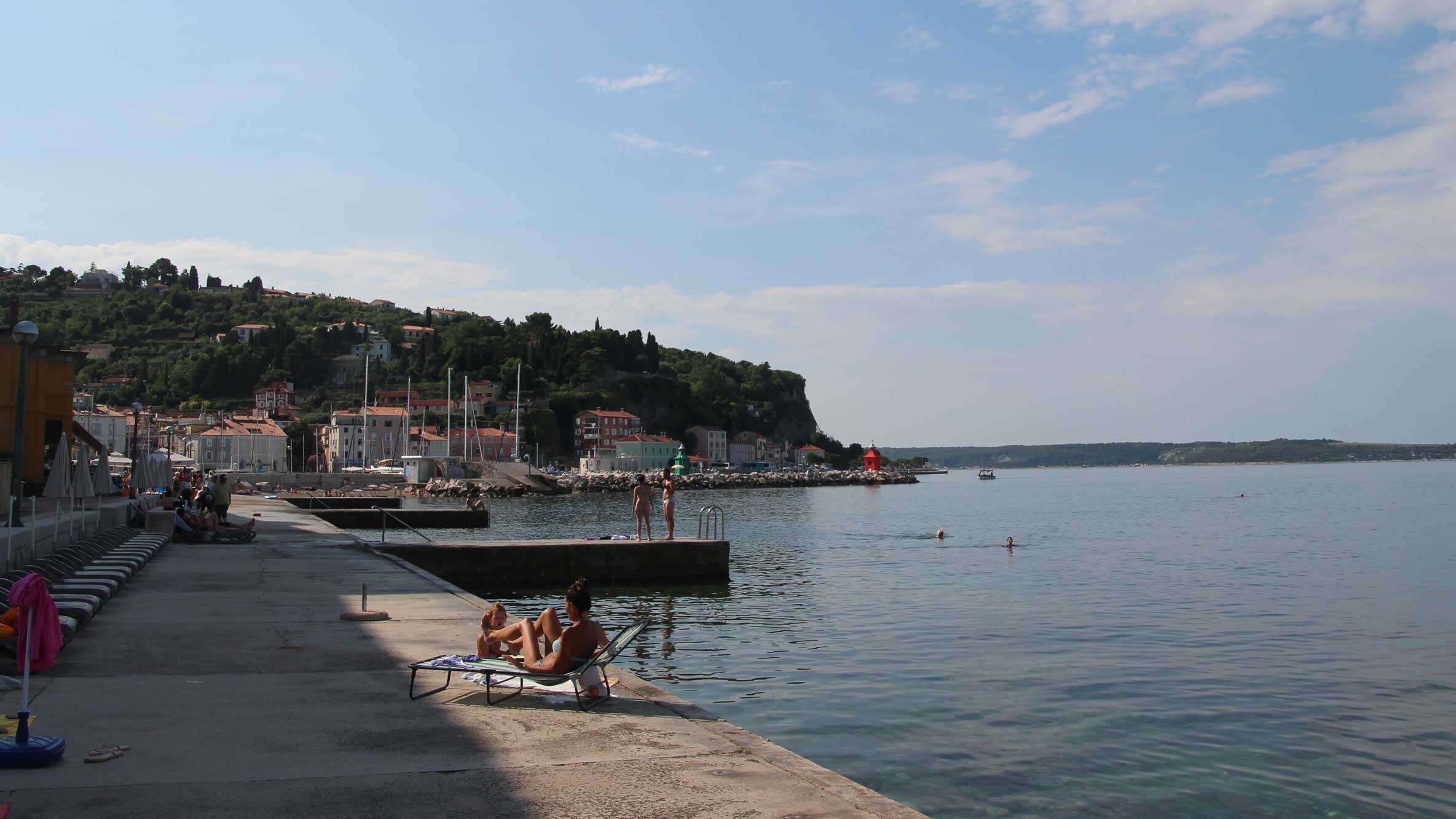 Outdoor oplevelser i Slovenien er også at hoppe i havet ved Piran.