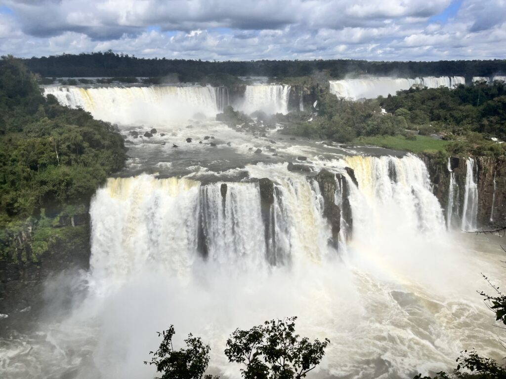 Iguazu, set fra den argentinske side. Har du kun en dag til vandfaldene så vælg den brasilianske side.