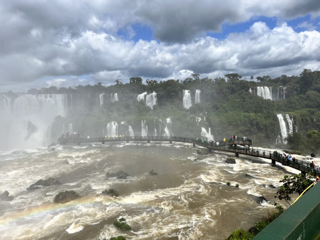Iguacu, verdens største sammenhængende vandfald set fra den brasilianske side.