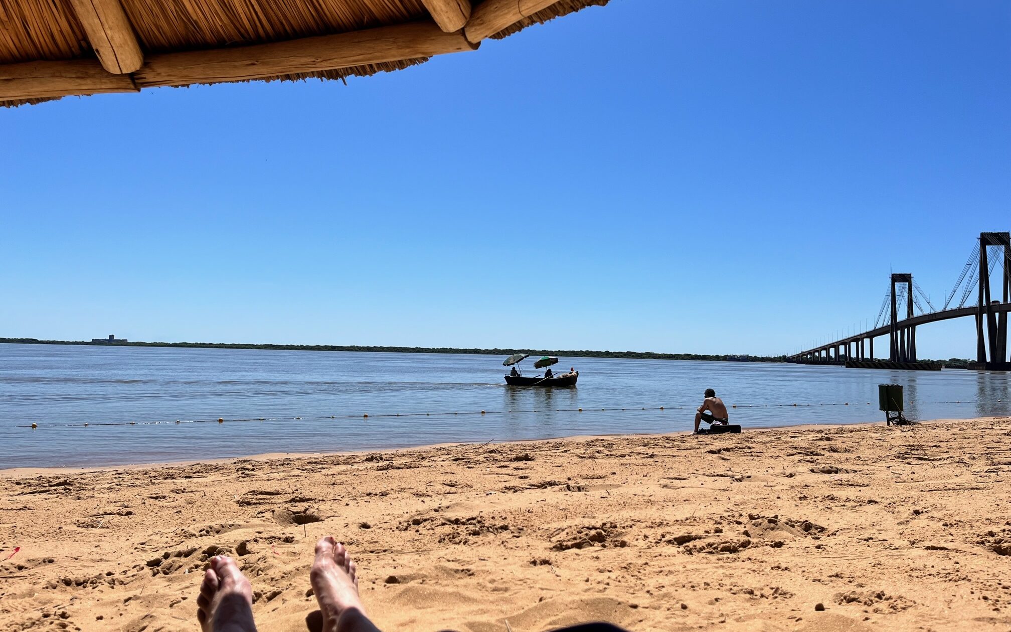 På en af vores fridage to vil byen Corrientes, en lille time i bus og badede ved (flod)stranden ved i Rio Parana.