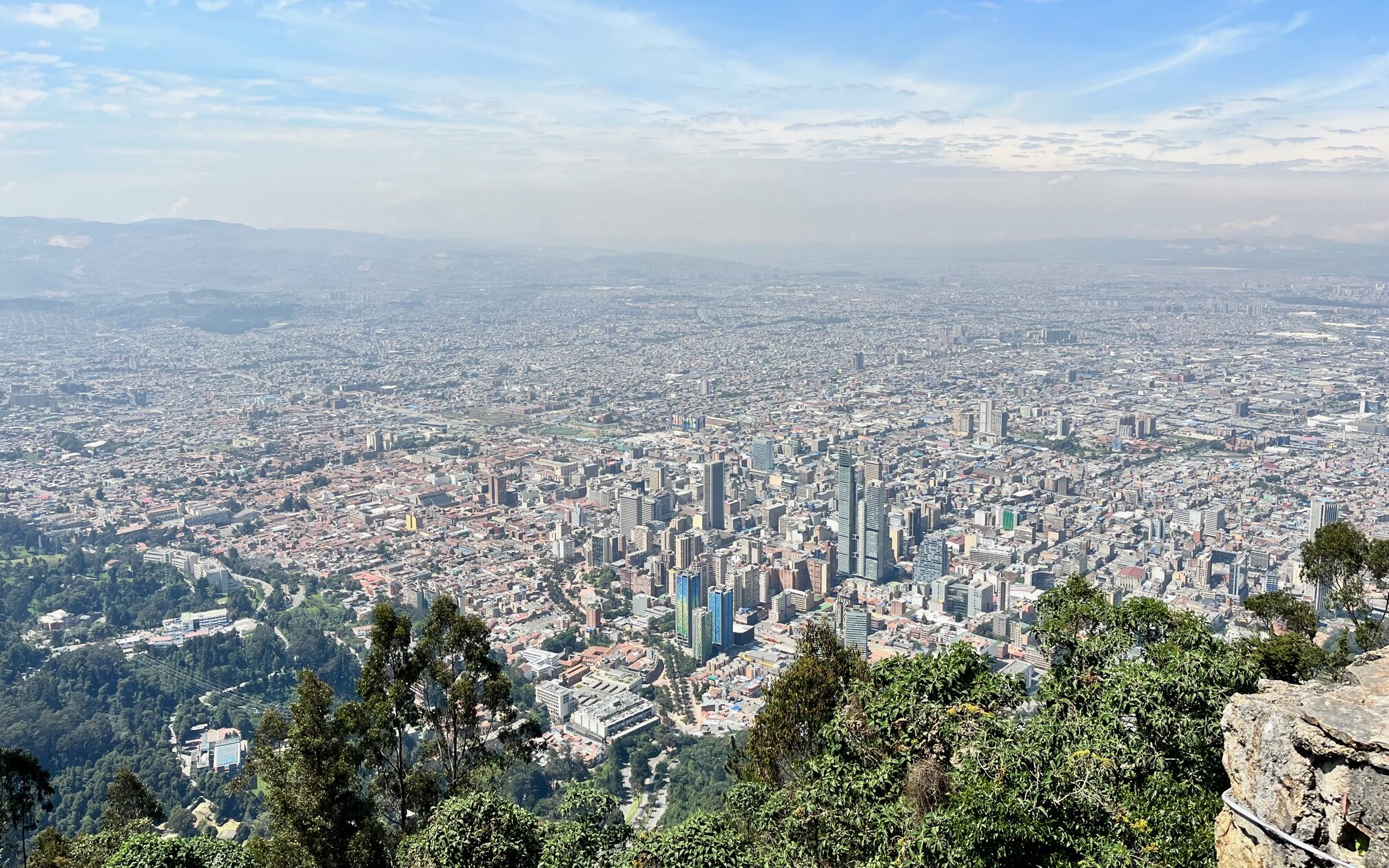 Bogotá set fra Monserrate på toppen af byen. Vi tog en kabelvogn derop og besøgte klosteret.