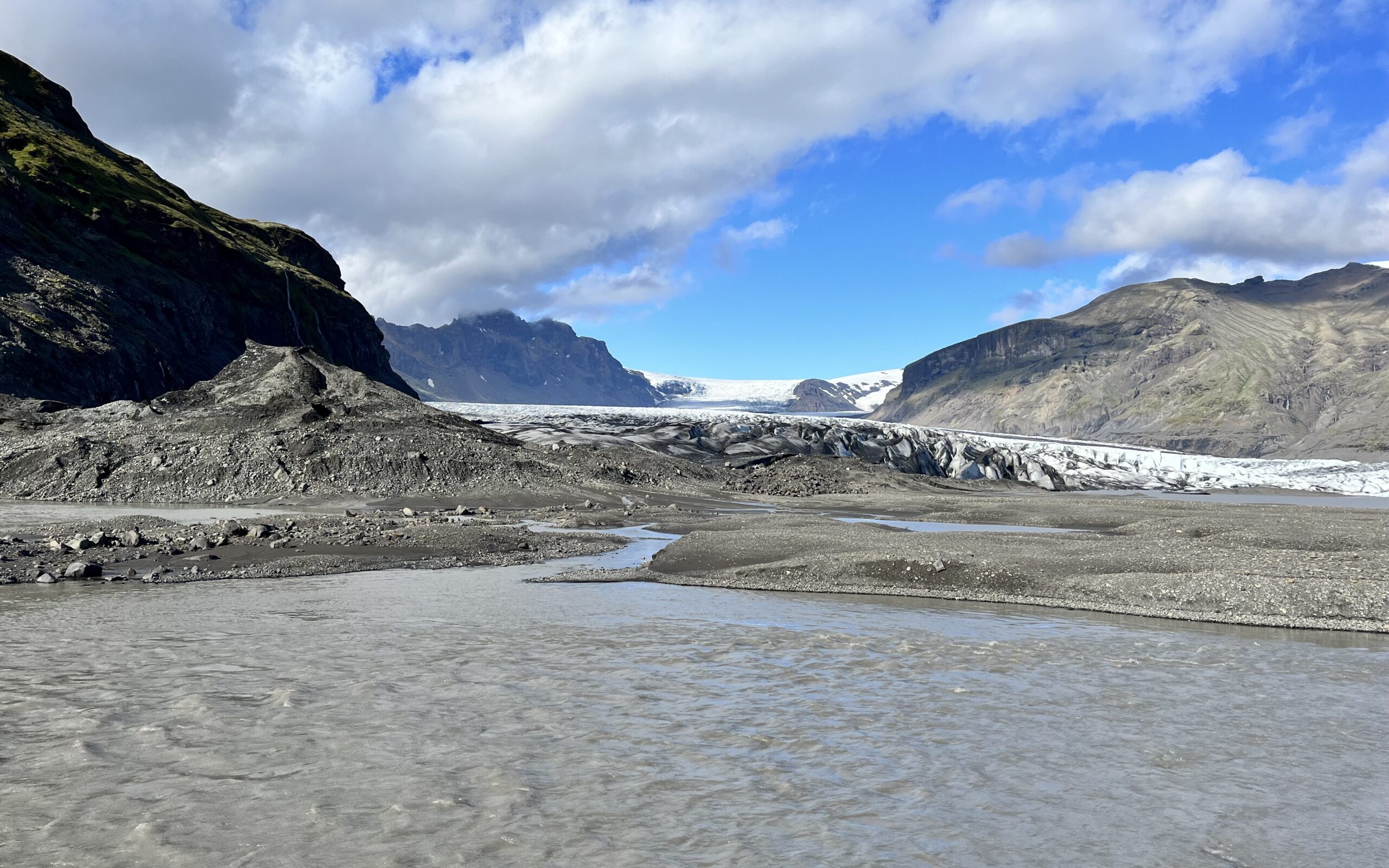 Gletsjer ved Skaftafell. Der er mange vandreture i området og campingpladsen er 20 minutters gang fra gletsjer.